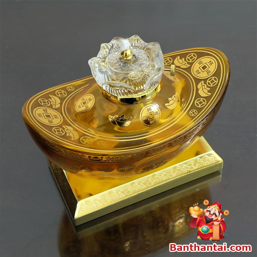 Thân đèn có hình thỏi vàng (kim nguyên bảo), biểu tượng cho tài lộc và phú quý