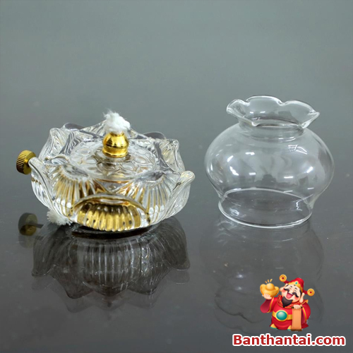 Được làm bằng thủy tinh trong suốt và hoa sen cách điệu