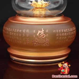 Hoa sen và chữ Phật được khắc chìm sống động