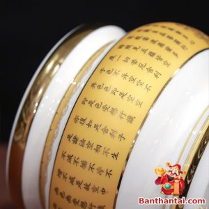 Trang trí hài hòa nổi bật với chi tiết bài tâm kinh được vẽ tay