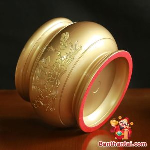 Họa tiết hoa sen khắc chìm sắc nét, phần đế thiết kế chống trơn