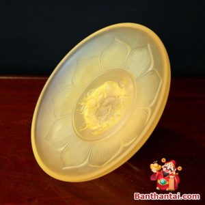 Bề mặt mâm bồng được khắc nổi hoa sen và vân cửu liên sắc nét
