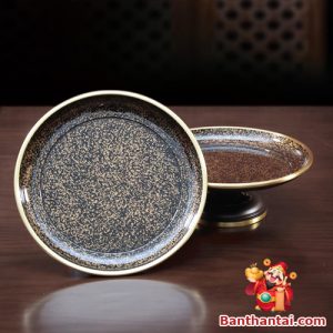Bề mặt thiết kế trơn cùng họa tiết vân đá đen cách điệu