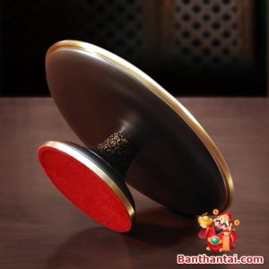 Chân đế chắc chắn giúp bạn dễ dàng bày lễ khi thờ cúng
