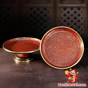 Họa tiết vân đá nâu đỏ làm nổi bật sản phẩm trên bàn thờ của gia chủ