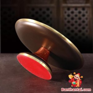 Phần đế bằng đồng bọc vải đỏ chống trượt và chịu lực tốt