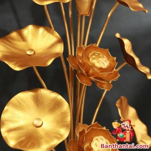 Các chi tiết hoa sen được làm thủ công và đặt hài hòa cân đối