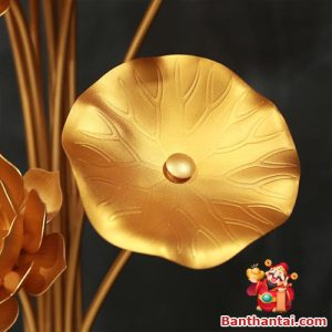 Gân lá sen được vẽ chân thật và tinh sảo