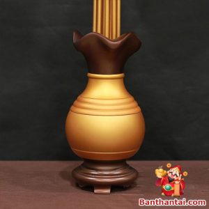 Bình hoa với tông màu nâu vàng là điểm nhấn nổi bật của sản phẩm