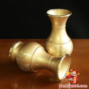 Từng chi tiết được chạm khắc tỉ mỉ, nổi bật là họa tiết hoa sen cùng chữ Phật khắc nổi
