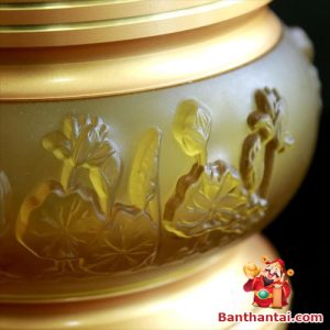 Điểm nhấn họa tiết hoa sen được khắc nổi sắc nét