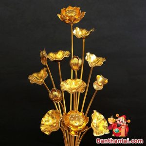 Hoa sen mạ vàng bắt mắt tạo điểm nhấn nổi bật cho không gian thờ cúng