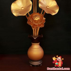 Thân bình hoa với dáng tròn truyền thống, phối màu vàng đồng sang trọng
