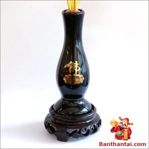 Thân bình bằng sứ đen bóng, có in chữ 
