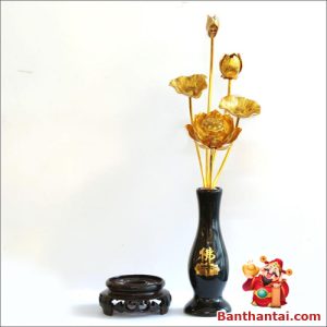 Hoa sen cắm trong bình sứ đen, giúp tạo điểm nhấn thiêng liêng cho bàn thờ