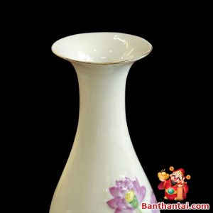 Cận cảnh phần miệng lọ hoa dáng thon, chế tác từ gốm trắng cao cấp