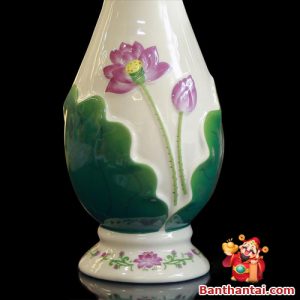 Chi tiết thân lọ được trang trí họa tiết hoa sen hồng và lá xanh nổi bật