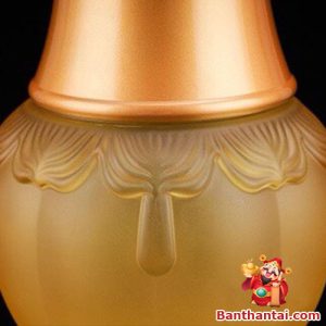 Cận cảnh chi tiết hoa văn viền hoa khắc nổi tinh xảo trên thân lọ