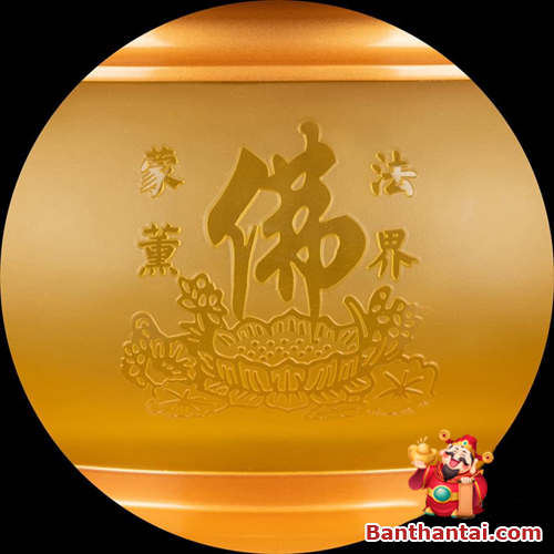 Họa tiết hoa sen, chữ Phật được khắc chìm sắc nét