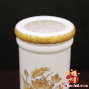 Viền miệng được trang trí hoa văn kiểu cổ đồng đều và sắc nét