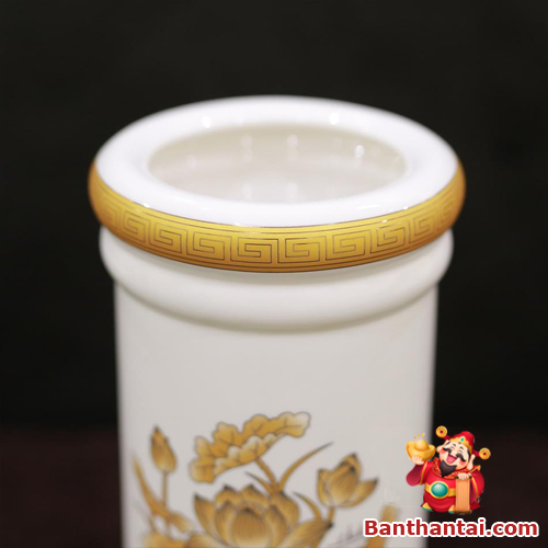 Viền miệng được trang trí hoa văn kiểu cổ đồng đều và sắc nét