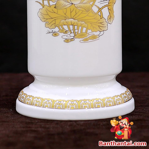 Đế được thiết kế loe nhẹ, tạo thế vững chắc khi đặt trên bàn thờ