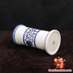 Góc nhìn đáy sản phẩm với dấu kiểm chứng thủ công