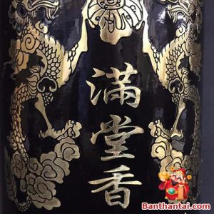 Dòng chữ được khắc nổi sắc nét thể hiện sự ấm cúng và sung túc