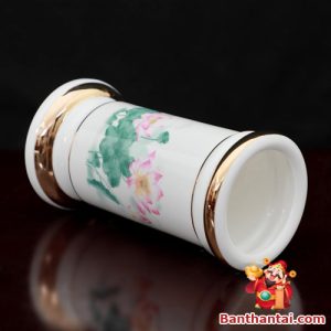 Toàn cảnh ống đựng hương nằm ngang với thiết kế hoa sen nổi bật