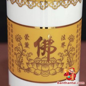 Chi tiết mặt trước với chữ “Phật” nổi bật giữa hoa sen