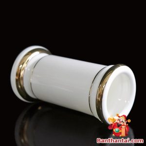 Toàn cảnh ống hương sứ trắng viền vàng nằm ngang