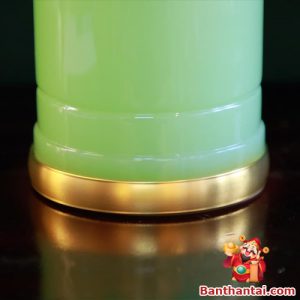 Chi tiết phần đế bằng đồng mạ vàng sáng bóng