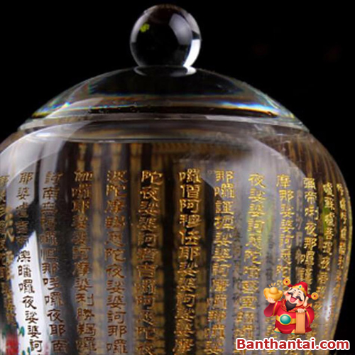 Cận cảnh phần nắp ly pha lê với khắc Tâm Kinh sắc nét