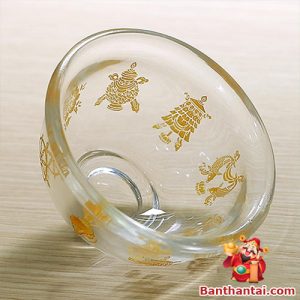 Chi tiết cốc nước thờ pha lê khắc 8 biểu tượng cát tường màu vàng