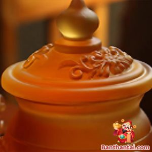 Nắp chén lưu ly với họa tiết hoa văn nổi tinh xảo
