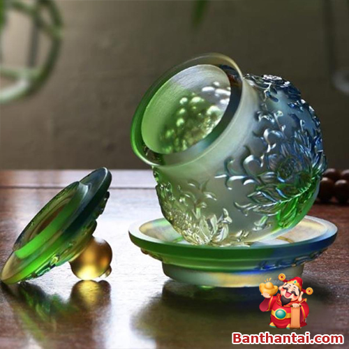 Ly nước thờ lưu ly màu xanh nổi bật với hoa văn sen nổi tinh xảo