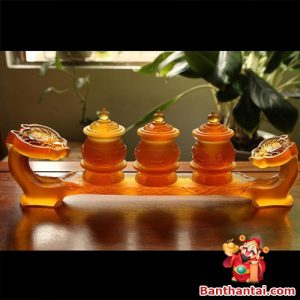 Toàn cảnh đế như ý lưu ly màu vàng kết hợp cùng 3 chén nước đồng bộ