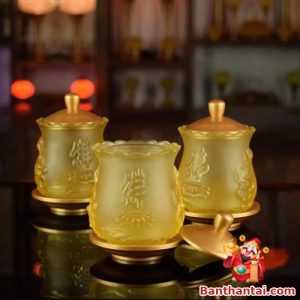 Bộ chén nước thờ lưu ly vàng chạm nổi chữ “Phật” và hoa sen