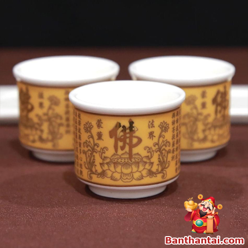 Bộ 3 chén nước tầm kinh nổi bật với sắc vàng trang nghiêm