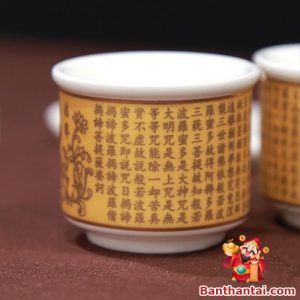 Họa tiết chữ Phật và kinh văn sắc nét trên nền sứ trắng