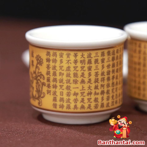 Họa tiết chữ Phật và kinh văn sắc nét trên nền sứ trắng