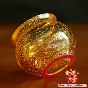 Đế lót chống trượt màu đỏ nổi bật giúp cố định chắc chắn và bảo vệ bề mặt trưng bày