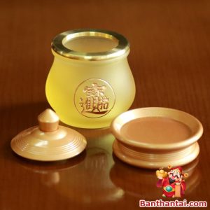 Chén chiêu tài chất liệu lưu ly vàng kết hợp đế đồng, gồm đầy đủ nắp và đế đặt