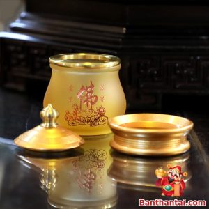 Toàn bộ bộ chén kèm nắp và đế đồng, tôn lên vẻ sang trọng