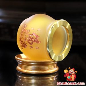 Góc nghiêng cho thấy lớp lưu ly mờ và viền đồng sáng bóng