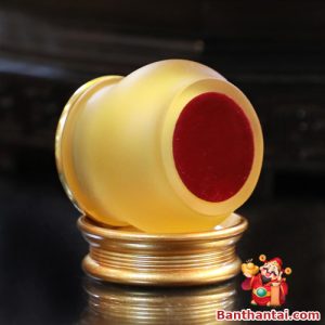 Phần đáy chén chắc chắn, được lót chống trượt màu đỏ