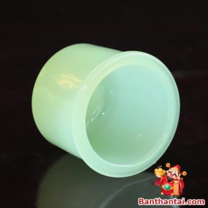 Chất liệu lưu ly trong mờ, tạo hiệu ứng ánh sáng nhẹ nhàng và sang trọng