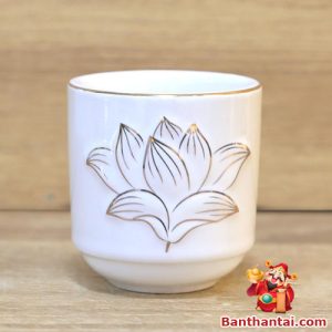 Chén nước thờ gốm trắng viền vàng, nổi bật với họa tiết hoa sen cách điệu tinh xảo