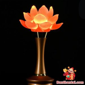 Đèn sen phát sáng ấm, phối hợp chân đèn đồng tạo điểm nhấn tinh tế cho không gian thờ