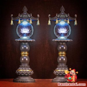 Đôi đèn cao 88cm, thân đồng – cầu pha lê khắc sen nổi bật
